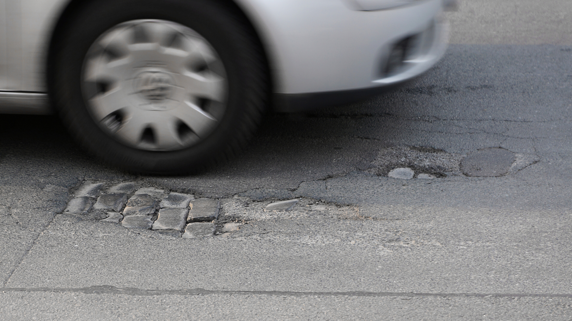 Асфальт, що розтанув: як не стати жертвою весняних ям
